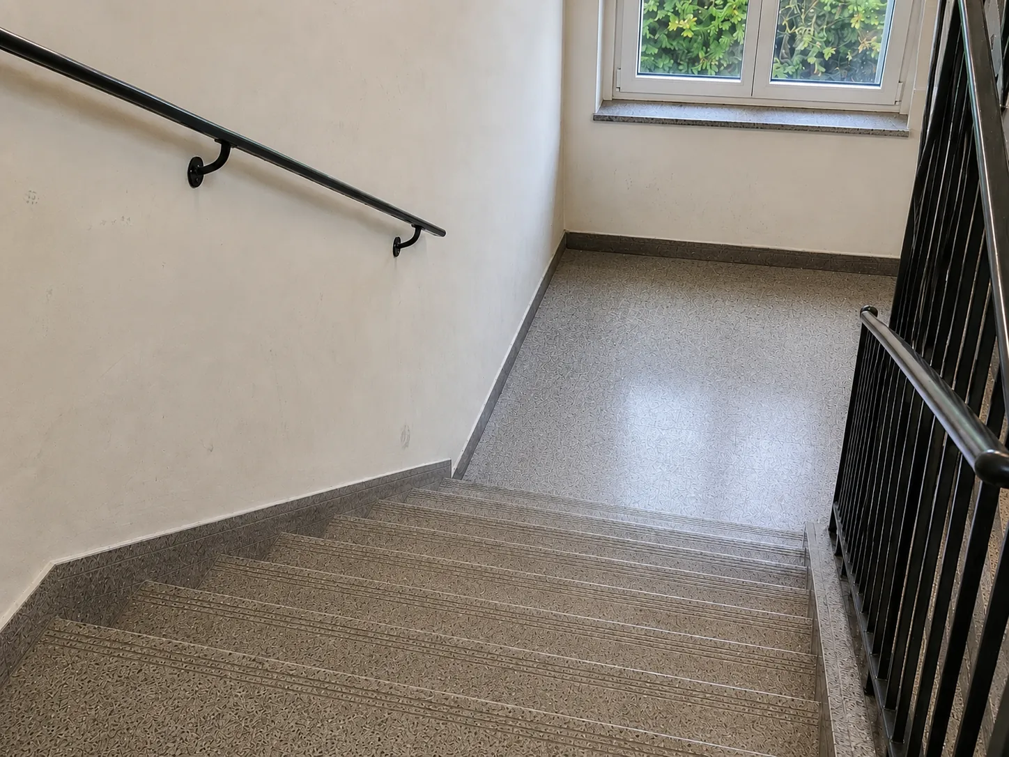 Nachher: Treppenhaus vor und nach wöchentlicher Reinigung