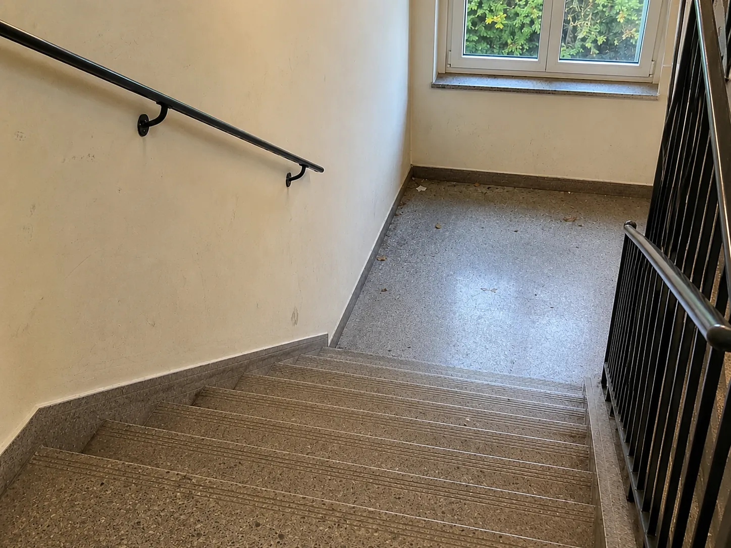 Vorher: Treppenhaus vor und nach wöchentlicher Reinigung