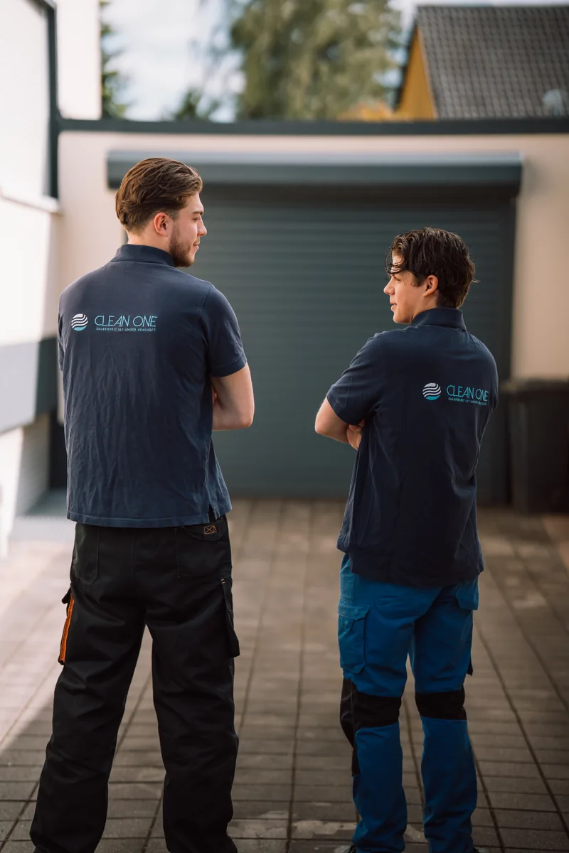 Team von CleanOne UG in Arbeitskleidung